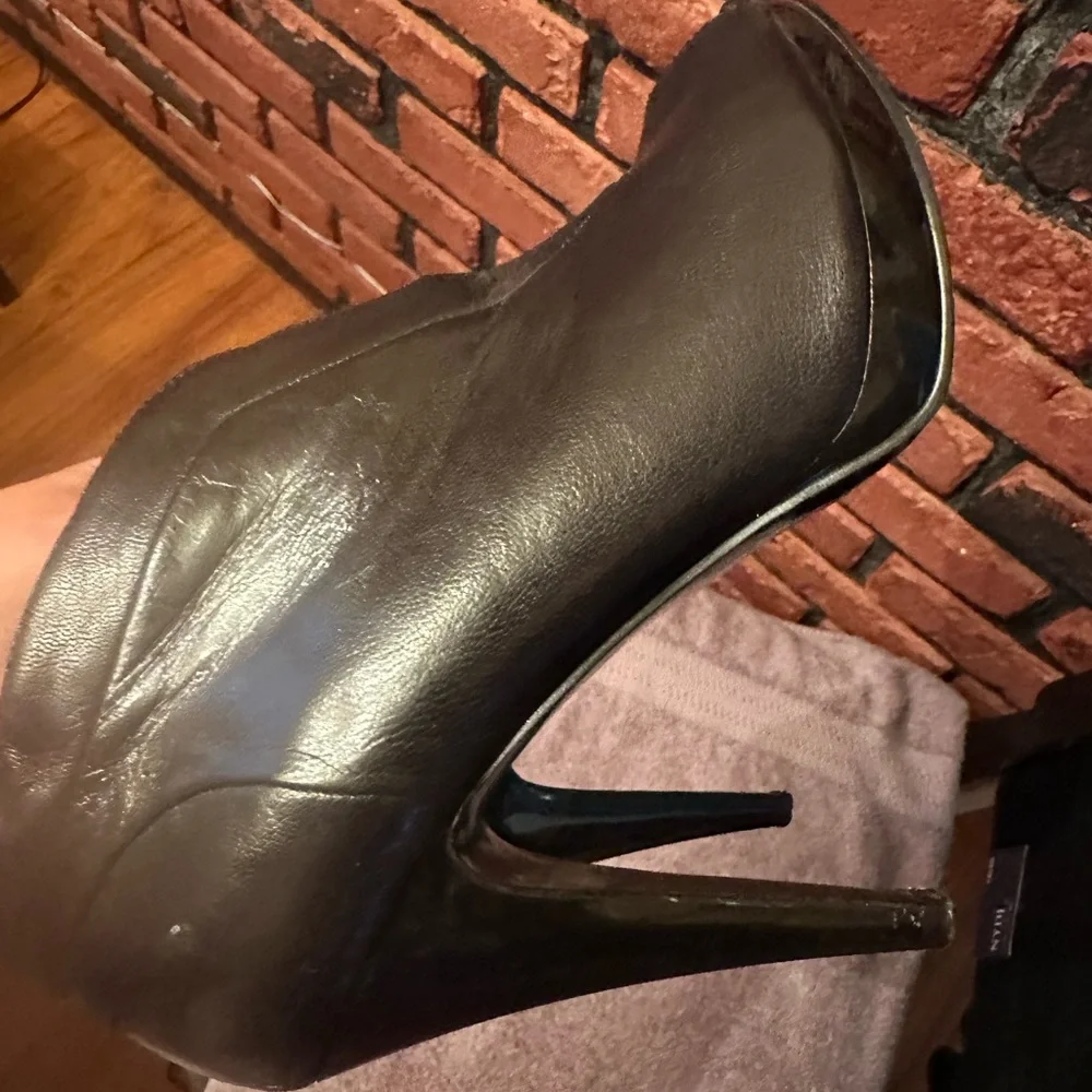 Nine West peep toe black leather bootie heels. - Picture 3 of 4